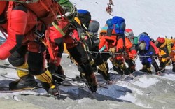 Phượt thủ bám nhau, nhích từng chút lên nóc nhà thế giới Everest