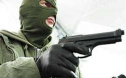 Phú Thọ: Đối tượng bịt mặt dùng dao và súng cướp ngân hàng