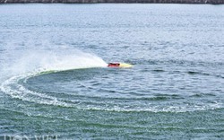Ảnh, clip: Mãn nhãn thú chơi thuyền mô hình "xé nước" hồ Hà Nội