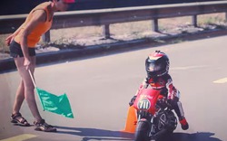 Khoảnh khắc "đốn tim" người đam mê tốc độ của biker nhí 4 tuổi