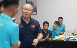 Clip: Hồng Duy ngại ngùng hôn má thầy Park trong ngày sinh nhật