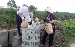 Hội viên “ra quân”dẹp rác thải trên đồng ruộng