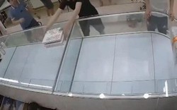 VIDEO: Quật ngã, bắt tại trận tên cướp táo tợn ở tiệm vàng