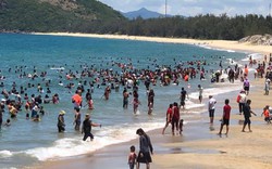 Quảng Ngãi: Cả làng cùng ra tắm biển cầu may trong Tết Đoan Ngọ