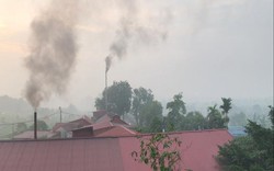 Clip: Xưởng ép gỗ công nghiệp gây ô nhiễm khói bụi tràn làng quê Hà Nội