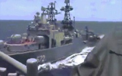 Khoảnh khắc tàu khu trục Nga và tàu tên lửa Mỹ suýt đâm nhau đầy nguy hiểm