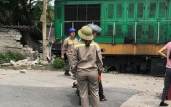 Quảng Ninh: Đầu tàu hỏa chở than mất lái lao vào nhà dân