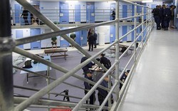 Úc: Cai ngục nhà tù bị bắt vì quan hệ tình cảm với tù nhân nữ
