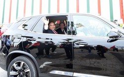 Thủ tướng trải nghiệm xe Vinfast do chính tỷ phú Phạm Nhật Vượng cầm lái
