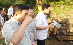 Bộ trưởng Bộ Kế hoạch Đầu tư thích thú uống nước giếng cổ 5.000 năm