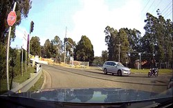 Vượt đèn đỏ, xe mô tô đối đầu ô tô trong tai nạn ghê người