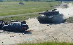 Xe tăng Leopard 2A4 phóng tốc độ cao nghiền nát ô tô trong nháy mắt