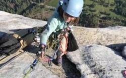 Bé gái 10 tuổi chinh phục đỉnh núi dựng đứng cao gần nghìn mét ở Mỹ