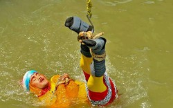 Biểu diễn màn tự thoát hiểm, ảo thuật gia Ấn Độ tử vong dưới sông Hằng