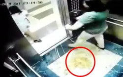 Clip sốc: 2 người phụ nữ nghi che camera để tiểu bậy trong thang máy