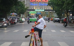 Ảnh: Người Hà Nội "vượt rào" qua công trường ga metro Nhổn - ga Hà Nội