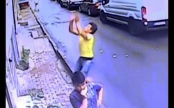 Video: Khoảnh khắc người hùng 17 tuổi đỡ bé gái rơi từ tầng 2 ở Thổ Nhĩ Kỳ