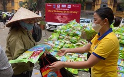 Báo Nông thôn Ngày nay và các đơn vị tài trợ phát 15 tấn gạo đến tay người khó khăn