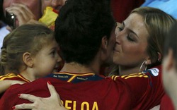 Chiến thắng, sao Tây Ban Nha hôn vợ con thắm thiết