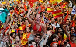 Fan Tây Ban Nha vỡ òa trong niềm vui chiến thắng