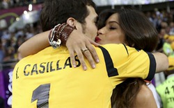 Casillas và bạn gái hôn &#34;chớp nhoáng&#34; mừng chiến thắng