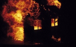 Nghịch tử phóng hỏa đốt nhà, 5 người bỏng nặng