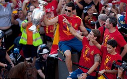 Tây Ban Nha diễu hành mừng chức vô địch