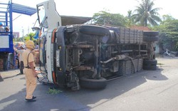 Xe tải chở 10 tấn mì tôm nổ lốp, đổ tràn ra đường
