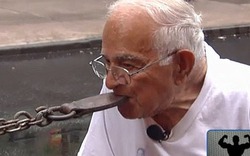 Ông lão 91 tuổi dùng răng... kéo xe đi trên phố