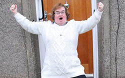 Susan Boyle nghêu ngao, hàng xóm phát ốm