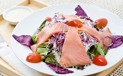 Đơn giản với salad cá hồi xông khói và trứng hấp cá hồi