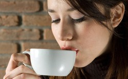Uống cà phê buổi sáng: Lợi hay hại?