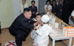 Cô gái lạ lại xuất hiện thanh lịch bên Chủ tịch Kim