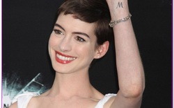 “Miêu nữ” Anne Hathaway tinh khôi như đóa hoa