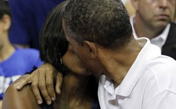 Ông Obama hôn vợ đắm đuối giữa trận đấu bóng