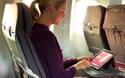 Đi máy bay được cấp... iPad để giải trí