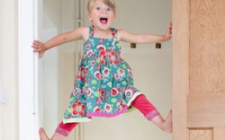 Bé gái 3 tuổi leo khung cửa như “người nhện”
