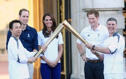 Hoàng gia Anh chào đón ngọn đuốc Olympic