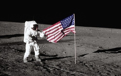 Sau 40 năm, cờ vẫn hiên ngang trên mặt trăng