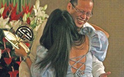 Tổng thống Philippines “bị” nữ sinh… hôn trộm