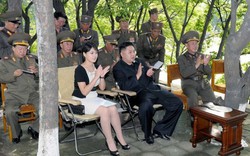 Vợ Kim Jong-un diện túi xách hàng hiệu