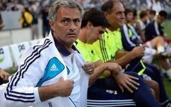 Mourinho nhận lỗi trong vụ “đánh người” tại Nou Camp