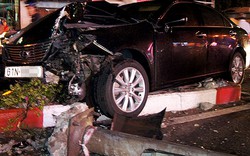 Thiếu gia xăng dầu lái Lexus húc đổ cột đèn