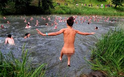 Kỷ lục kỳ thú: Số người cùng... bơi khỏa thân đông nhất