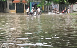 KĐT Văn Quán bị nước bao vây, ngập tới nửa mét