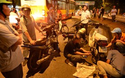 Cả trăm xe máy bị &#39;đinh tặc&#39; giữa Hà Nội