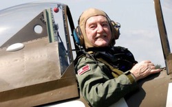 Cụ ông 91 tuổi vẫn lái …máy bay chiến đấu
