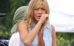 Jennifer Aniston phanh áo khoe ngực ngay phim trường