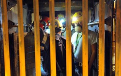 100 thợ mỏ nhốt mình trong hầm cùng thuốc nổ