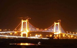 Đà Nẵng:   Đèn chiếu cầu sông Hàn không rõ nguồn gốc